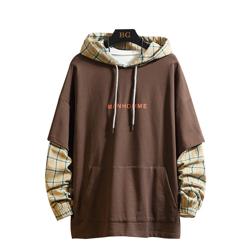 Sudadera moderna con capucha de doble capa combinada en un conjunto casual versátil