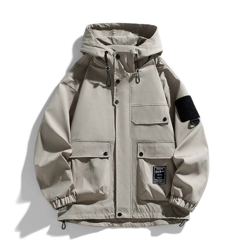 Chaqueta Casual para Hombre en color caqui claro con capucha, dobladillo recto y bolsillos con botón