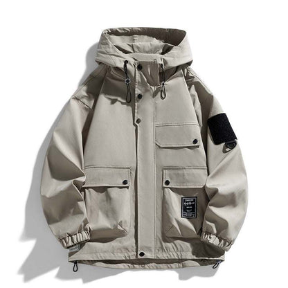 Chaqueta Casual para Hombre en color caqui claro con capucha, dobladillo recto y bolsillos con botón