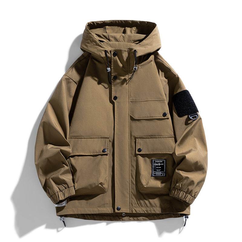 Chaqueta Casual para Hombre color caqui claro con capucha, múltiples bolsillos delanteros y cierre con botones y cremallera