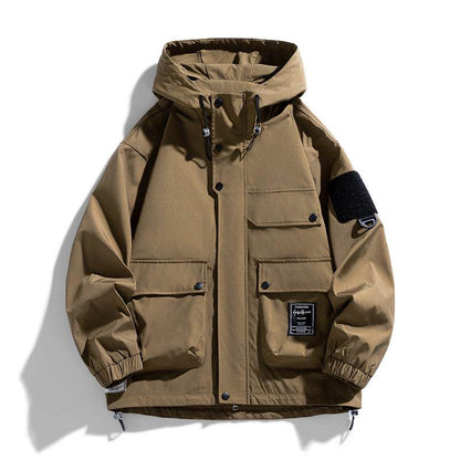 Chaqueta Casual para Hombre color caqui claro con capucha, múltiples bolsillos delanteros y cierre con botones y cremallera