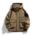 Chaqueta Casual para Hombre color caqui claro con capucha, múltiples bolsillos delanteros y cierre con botones y cremallera