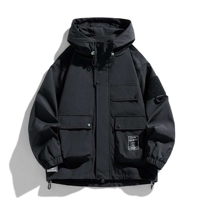 Chaqueta Casual para Hombre negra con capucha, bolsillos frontales y cierre de botones, diseño funcional y manga larga