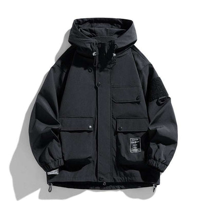 Chaqueta Casual para Hombre negra con capucha, bolsillos frontales y cierre de botones, diseño funcional y manga larga