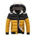 Chaqueta de Invierno acolchada para hombre en colores mostaza, negro y beige con capucha y borde de piel sintética negra.
