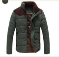 Chaqueta Parka Cortavientos para hombre color verde militar con detalles marrones, textura suave tipo piel de durazno y cierre frontal