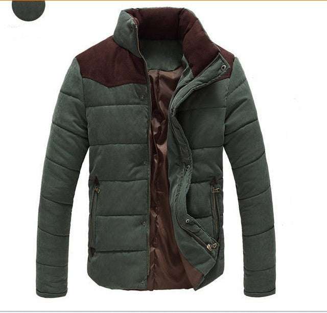 Chaqueta Parka Cortavientos para hombre color verde militar con detalles marrones, textura suave tipo piel de durazno y cierre frontal