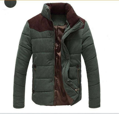Chaqueta Parka Cortavientos para hombre color verde militar con detalles marrones, textura suave tipo piel de durazno y cierre frontal