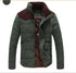 Chaqueta Parka Cortavientos para hombre color verde militar con detalles marrones, textura suave tipo piel de durazno y cierre frontal