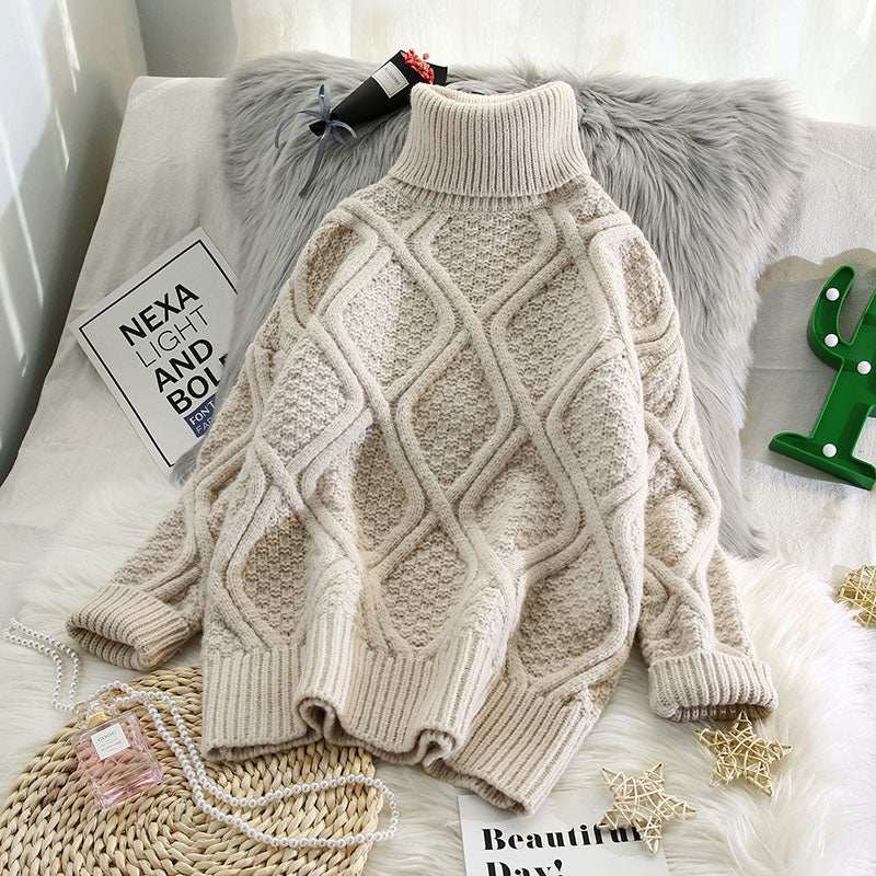 Suéter tejido de cuello alto color beige con patrón de rombos texturizados y cuello alto acanalado para frío