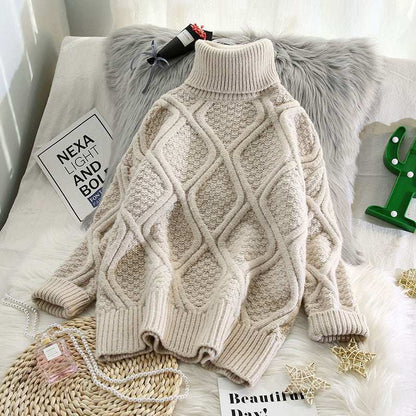 Suéter tejido de cuello alto color beige con patrón de rombos texturizados y cuello alto acanalado para frío
