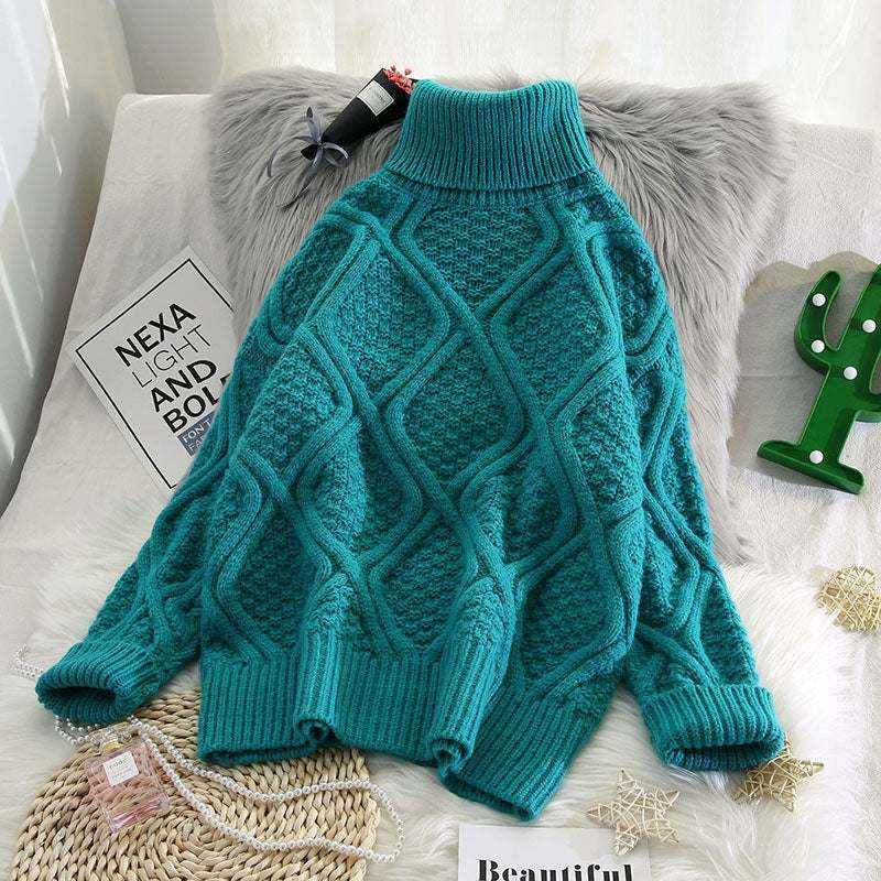 Suéter tejido de cuello alto en color verde azulado con patrón de ochos y acabado grueso y cálido de acrílico.