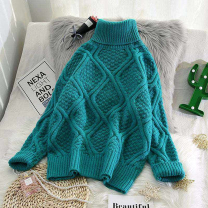 Suéter tejido de cuello alto en color verde azulado con patrón de ochos y acabado grueso y cálido de acrílico.